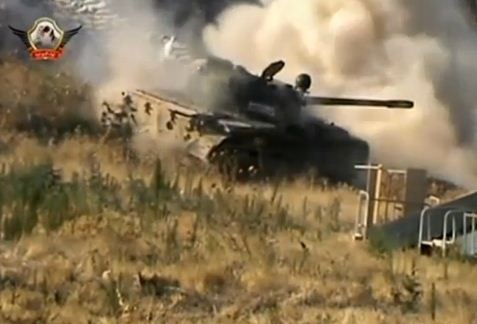 Xe tăng quân nổi dậy nã đạn vào phe Assad tại Aleppo.
