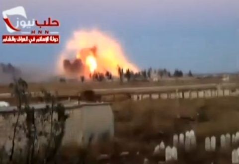 Phiến quân Syria đánh bom liều chết tại lối vào sân bay quân sự, mở màn cuộc tổng tấn công.