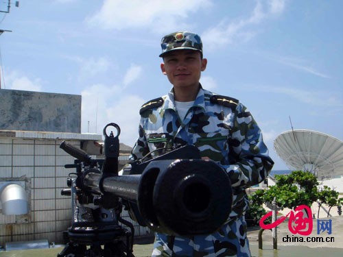 Ụ súng phòng không hải quân lắp đặt trên công sự nhà nổi Trung Quốc xây dựng trái phép trên Đá Gạc Ma, Trường Sa.