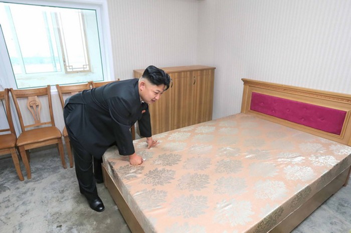 Nhà lãnh đạo Kim Jong-un trực tiếp kiểm tra chất lượng giường đệm trong khu chung cư xây dựng mới tại Bình Nhưỡng dành cho các nhà khoa học Bắc Triều Tiên.