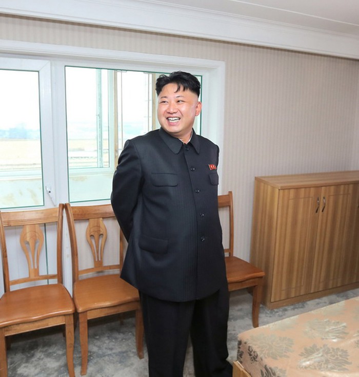 Ông Kim Jong-un cười mãn nguyện sau khi kiểm tra chất lượng giường đệm.
