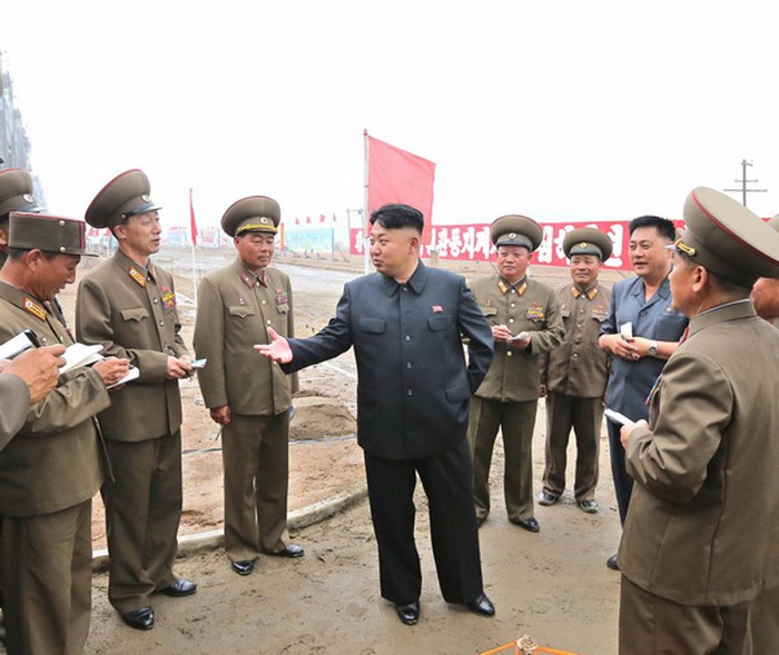 Nhà lãnh đạo Bắc Triều Tiên thị sát, chỉ đạo các đơn vị thi công ngoài công trường.