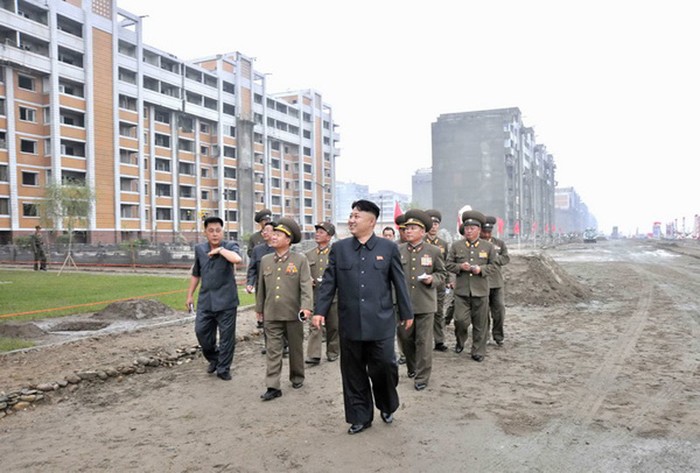 Ông Kim Jong-un khen ngợi các đơn vị thi công nhanh và vẫn đảm bảo chất lượng tốt.