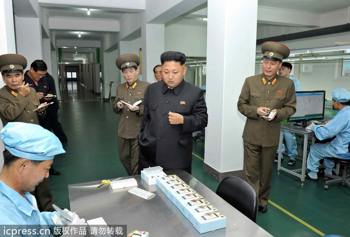 Nhà lãnh đạo Bắc Triều Tiên Kim Jong-un thị sát nhà máy sản xuất smartphone Arirang.