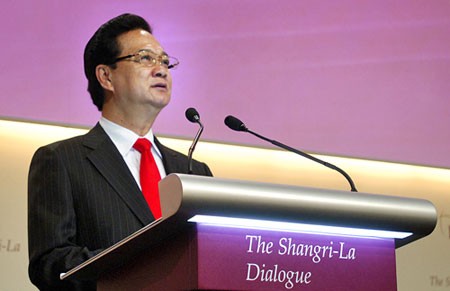 Thủ tướng Nguyễn Tấn Dũng tại đối thoại an ninh Shangri-la 2013 khẳng định, Việt Nam không dựa vào nước này để chống nước kia, đồng thời Việt Nam hoan nghênh và ủng hộ sự tham dự, nỗ lực của các nước lớn nhằm duy trì hòa bình, ổn định tại Biển Đông.