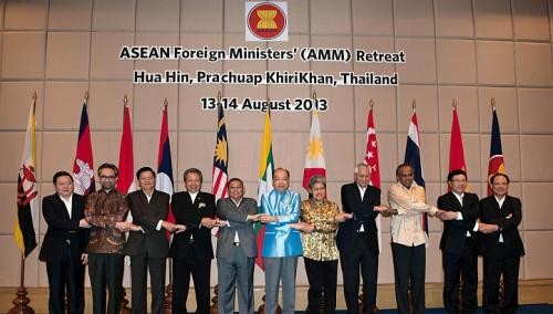 Ngoại trưởng 9 nước ASEAN trong cuộc họp ngày hôm qua, Ngoại trưởng Campuchia vắng mặt.