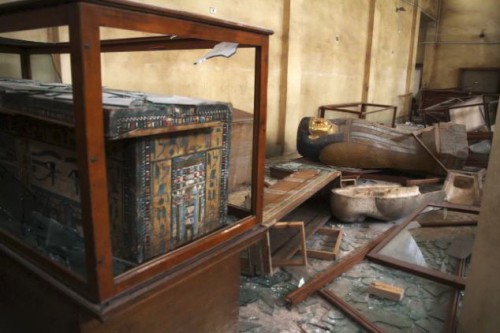 Cổ vật bị đánh cắp, chỉ còn trơ lại những tủ trưng bày và vỏ hộp bị đập nát.