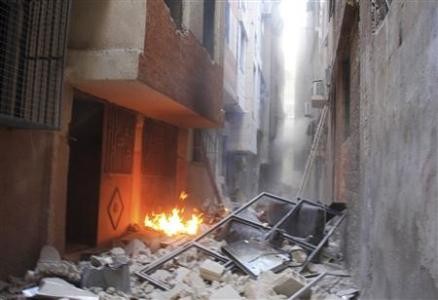 Hiện trường một vụ tấn công của phe Assad vào trại tị nạn Yarmouk, gần Damascus ngày 19/8.