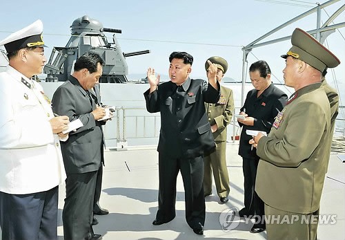 Nhà lãnh đạo Kim Jong-un kiểm tra tàu chiến mới của hải quân Bắc Triều Tiên.