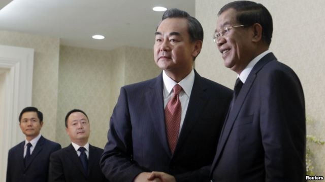 Thủ tướng Campuchia Hunsen tiếp Ngoại trưởng Trung Quốc Vương Nghị.