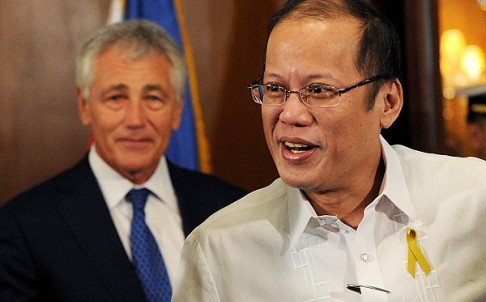 Bộ trưởng Quốc phòng Mỹ Chuck Hagel (trái) và Tổng thống Philippines Aquino.