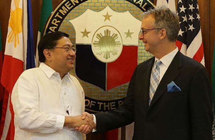 Ông Carlos Sorreta (trái) và Đại sứ Mỹ tại Philippines Eric John