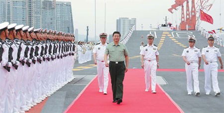 Ông Tập Cận Bình thăm tàu sân bay Liêu Ninh hồi tuần trước, động thái được xem như tín hiệu Bắc Kinh tiếp tục theo đuổi chiến lược phát triển sức mạnh quân sự và ẩn chứa thông điệp đến các nước láng giềng.