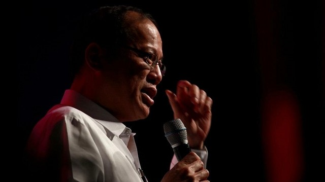 Tổng thống Philippines Aquino muốn thăm Trung Quốc dự triển lãm thì phải rút đơn kiện Bắc Kinh, một yêu cầu nực cười, phi lý và trẻ con của Trung Quốc.