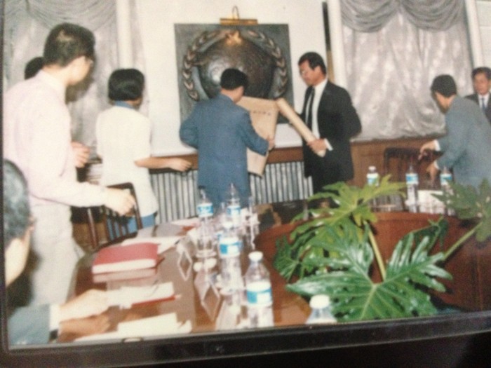 Bức ảnh chụp lại buổi trao bản đồ đường biên giới chủ trương giữa 2 đoàn Việt Nam - Trung Quốc, Tiến sĩ Trần Công Trục (bên phải) đại diện đoàn Việt Nam. Sự kiện diễn ra lúc 11 giờ 30 phút ngày 27/6/1994 tại phòng họp lớn tầng 4 khách sạn Hoa Phượng của Bộ Ngoại giao Trung Quốc ở Bắc Kinh do ông Nguyễn Hiền Nhân chụp lại.