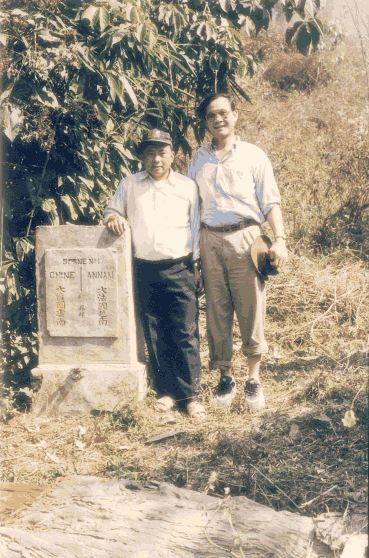 Tiến sĩ Trần Công Trục và một người dân địa phương bên cột mốc biên giới Việt Nam - Trung Quốc từ thời Pháp - Thanh để lại.