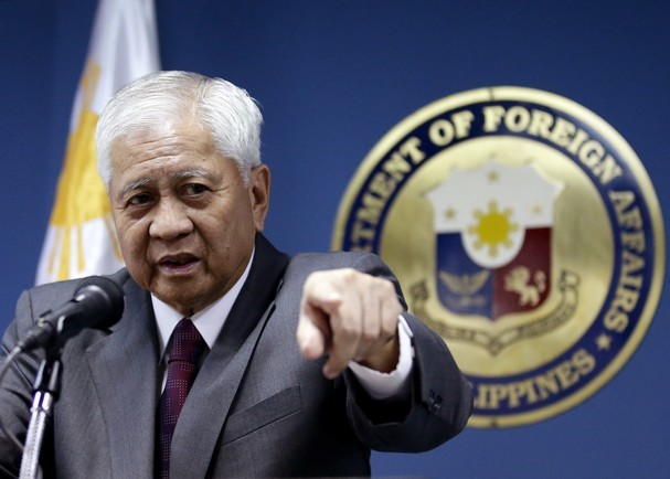 Ngoại trưởng Philippines Albert del Rosario.