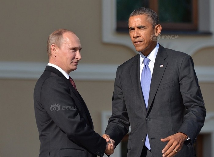 Ông Putin đón Obama tại cửa phòng họp, chủ khách đều tỏ ra gượng gạo.