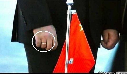 Một hình ảnh trên các diễn đàn online Trung Quốc được cho là chụp bàn tay đeo nhẫn của ông Tập Cận Bình tại G20, những thông tin đồn đoán xung quanh vụ việc đã bị gỡ bỏ khỏi các trang mạng.