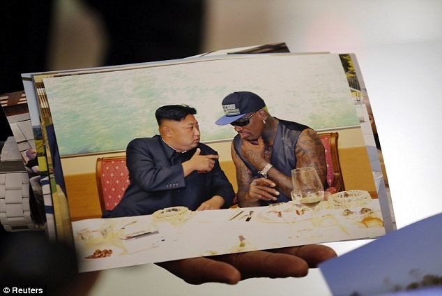 Ông Kim Jong-un tiếp cựu ngôi sao bóng rổ Mỹ Rodman.