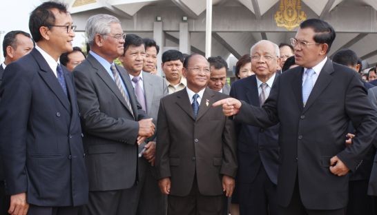 Hun Sen (phải) và Sam Rainsy (trái) chạm trán nhau ngay tại sân bay khi đi đón Quốc vương Campuchia trở về từ Trung Quốc sau bầu cử Quốc hội năm 2008.