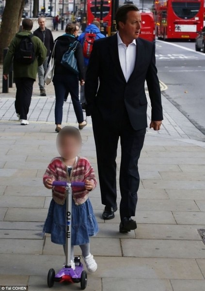 Bố con ông Cameron trên đường tới trường.