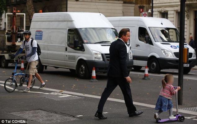 Ông Cameron cố gắng mỗi tuần đưa con đi học 1 lần, sau đó lại vội vã trở về Phủ Thủ tướng.