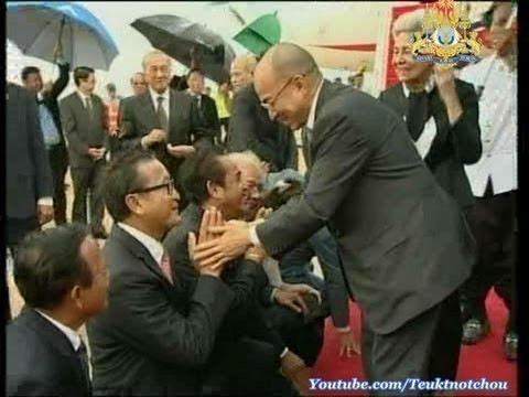 Ông Sam Rainsy và lãnh đạo phe đối lập CNRP đón Quốc vương, Thái hậu Campuchia trở về từ Trung Quốc hôm qua 11/9.