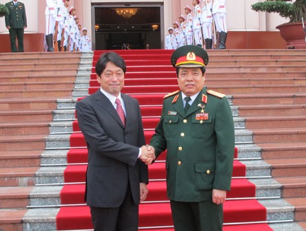 Bộ trưởng Quốc phòng Phùng Quang Thanh đón Bộ trưởng Quốc phòng Nhật Bản Itsunori Onodera thăm Việt Nam.
