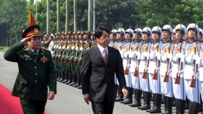 Bộ trưởng Quốc phòng Nhật Bản Itsunori Onodera thăm Việt Nam, hoạt động đối ngoại quân sự bình thường giữa 2 quốc gia đang bị truyền thông Trung Quốc cố tình bóp méo, suy diễn và xuyên tạc nhằm đánh lạc hướng dư luận về những căng thẳng đang leo thang trên Biển Đông.