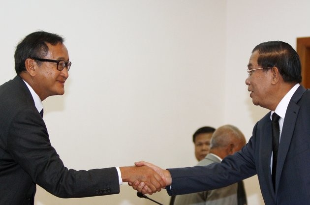 Hun Sen (phải) và Sam Rainsy trong cuộc hội đàm giải quyết bế tắc hậu bầu cử Quốc hội Campuchia.
