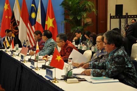 Các quan chức cấp cao ASEAN - Trung Quốc tham vấn COC tại Tô Châu, Giang Tô, Trung Quốc.