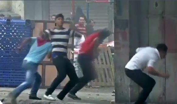 Thanh niên Palestine dùng gạch đá tấn công lực lượng an ninh Israel.