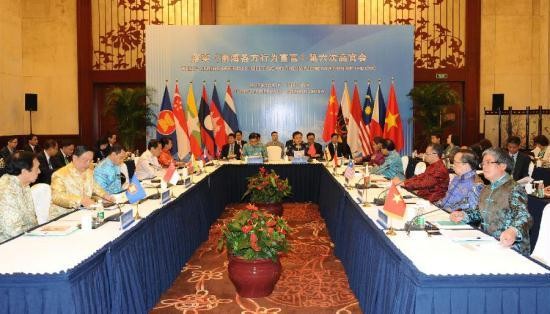 Các quan chức cấp cao ASEAN - Trung Quốc trao đổi thúc đẩy việc thực hiện DOC và hướng tới đàm phán, ký kết COC để duy trì hòa bình, ổn định ở Biển Đông, nhưng Trung Quốc vẫn tìm cách né tránh.