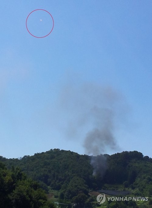 Hiện trường vụ tai nạn, phi công (vòng tròn đỏ) đã kịp thời thoát ra khỏi chiếc F-5 trước khi nó đâm đầu vào ngọn núi.