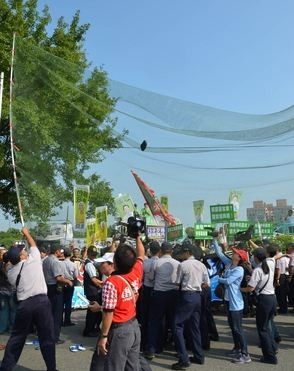 Khoảng 200 người biểu tình Đài Loan tập trung ném giày về phía chuyên cơ chở Mã Anh Cửu buộc cảnh sát phải giăng lưới đỡ giày.