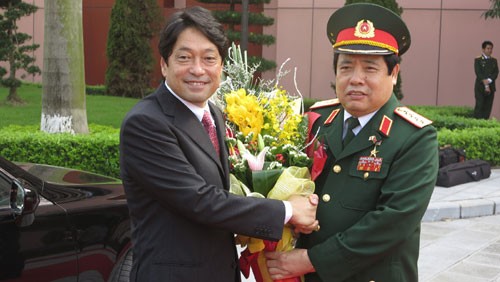 Bộ trưởng Quốc phòng Việt Nam Phùng Quang Thanh đón Bộ trưởng Quốc phòng Nhật Bản Itsunori Onodera thăm Việt Nam, một hoạt động đối ngoại quân sự bình thường giữa 2 nước nhưng luôn bị Thời báo Hoàn Cầu suy diễn, chụp mũ là nhằm "chống Trung Quốc"?!