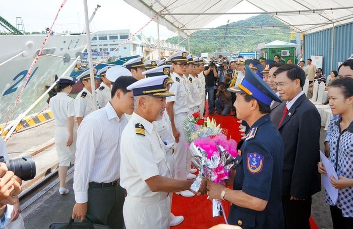 Lãnh đạo Cảnh sát biển Việt Nam đón đoàn Cảnh sát biển Nhật Bản thăm cảng Đà Nẵng ngày 30/7 vừa qua.