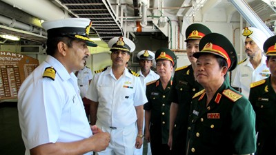 Thượng tướng Đỗ Bá Tỵ và đoàn đại biểu quân sự cấp cao Việt Nam thăm tàu hậu cần thuộc Bộ Tư lệnh hải quân miền Đông Ấn Độ. Ảnh: Cổng thông tin điện tử Bộ Quốc phòng.