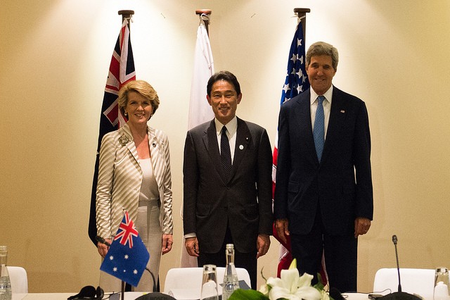 Từ trái qua: Ngoại trưởng Úc Julie Bishop, Ngoại trưởng Nhật Bản Fumio Kishida và Ngoại trưởng Mỹ John Kerry bên lề Hội nghị APEC.