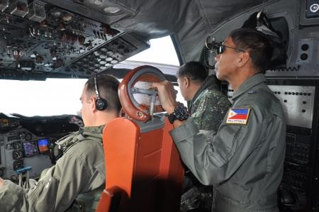 Sỹ quan chỉ huy hải quân Bộ Tư lệnh Miền Tây Philippines đi thị sát. Hình minh họa.
