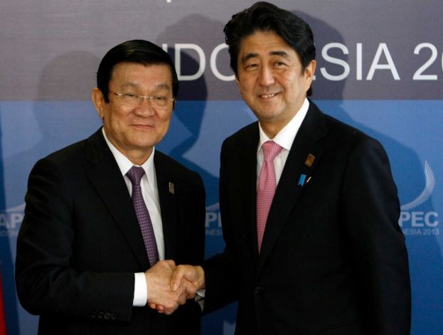 Chủ tịch nước Trương Tấn Sang và Thủ tướng Nhật Bản Shinzo Abe trong hội nghị bên lề diễn đàn APEC.