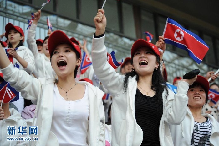Các nữ cổ động viên reo hò cổ vũ đội tuyển bóng đá nữ Bắc Triều Tiên.