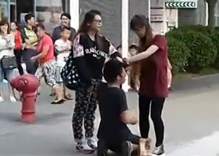 Nữ sinh Hồng Kông liên tục túm tóc, bạt tai bạn trai vì đưa em họ về nhà không xin phép.