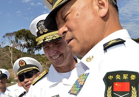 Ông Ngô Thắng Lợi (phải), Tư lệnh Hải quân Trung Quốc thăm Mỹ.