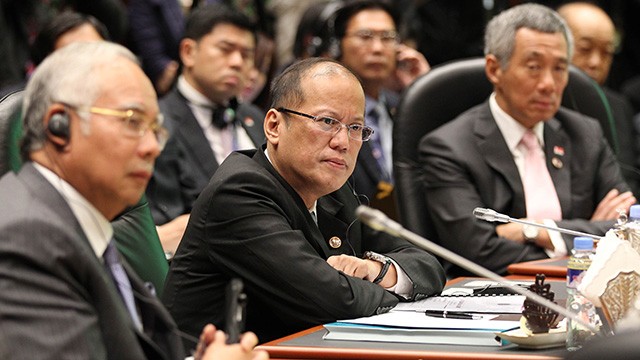Tổng thống Philippines Aquino (giữa) hối thúc ASEAN và Trung Quốc nhanh chóng đàm phán, ký kết COC để đảm bảo duy trì hòa bình, ổn định ở Biển Đông.