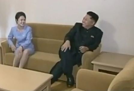 Vợ chồng nhà lãnh đạo Bắc Triều Tiên Kim Jong-un vào thăm 1 căn hộ chung cư mới dành cho giảng viên trường đại học Kim Nhật Thành.