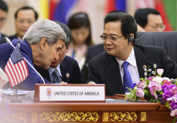 Ngoại trưởng Mỹ John Kerry và Thủ tướng Nguyễn Tấn Dũng trao đổi những điều cùng quan tâm khi tham dự hội nghị thượng đỉnh Đông Á tại Brunei.