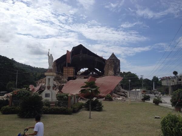 Nhà thờ Loboc ở Bohol vừa bị sập sau trận động đất.