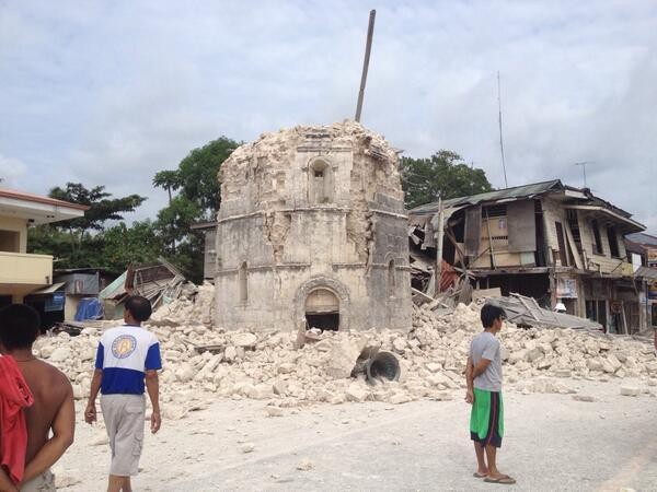 Tháp chuông 400 tuổi ở Cebu chỉ còn trơ lại đống đổ nát.